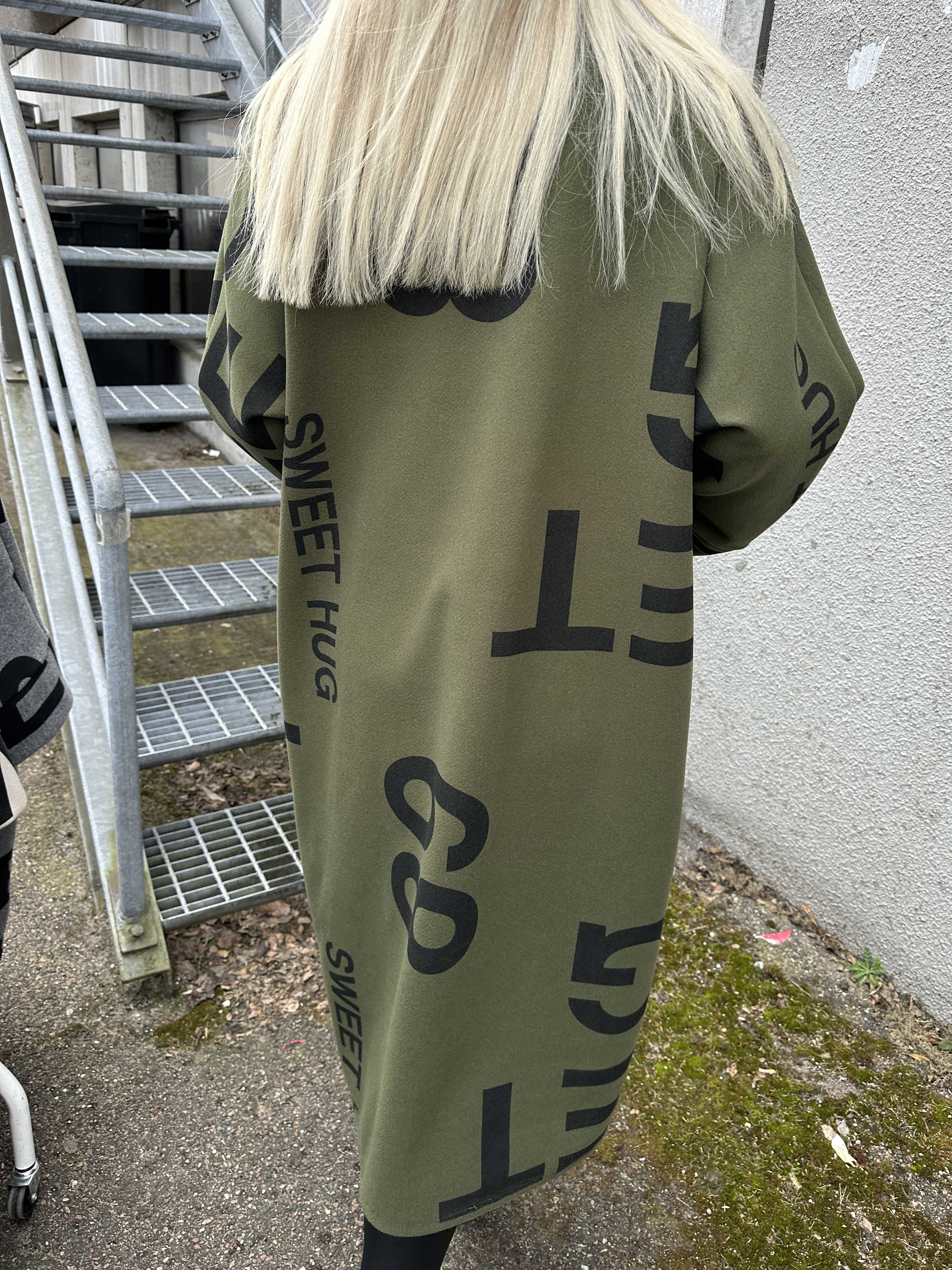 Annah Graphic - Oversized frakke med tydelige syninger og tekst